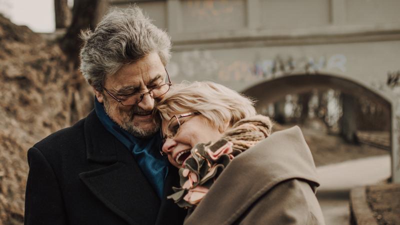 Un couple en manteau qui se promène dans la rue