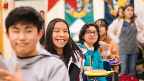 Des adolescents dans une classe d'école